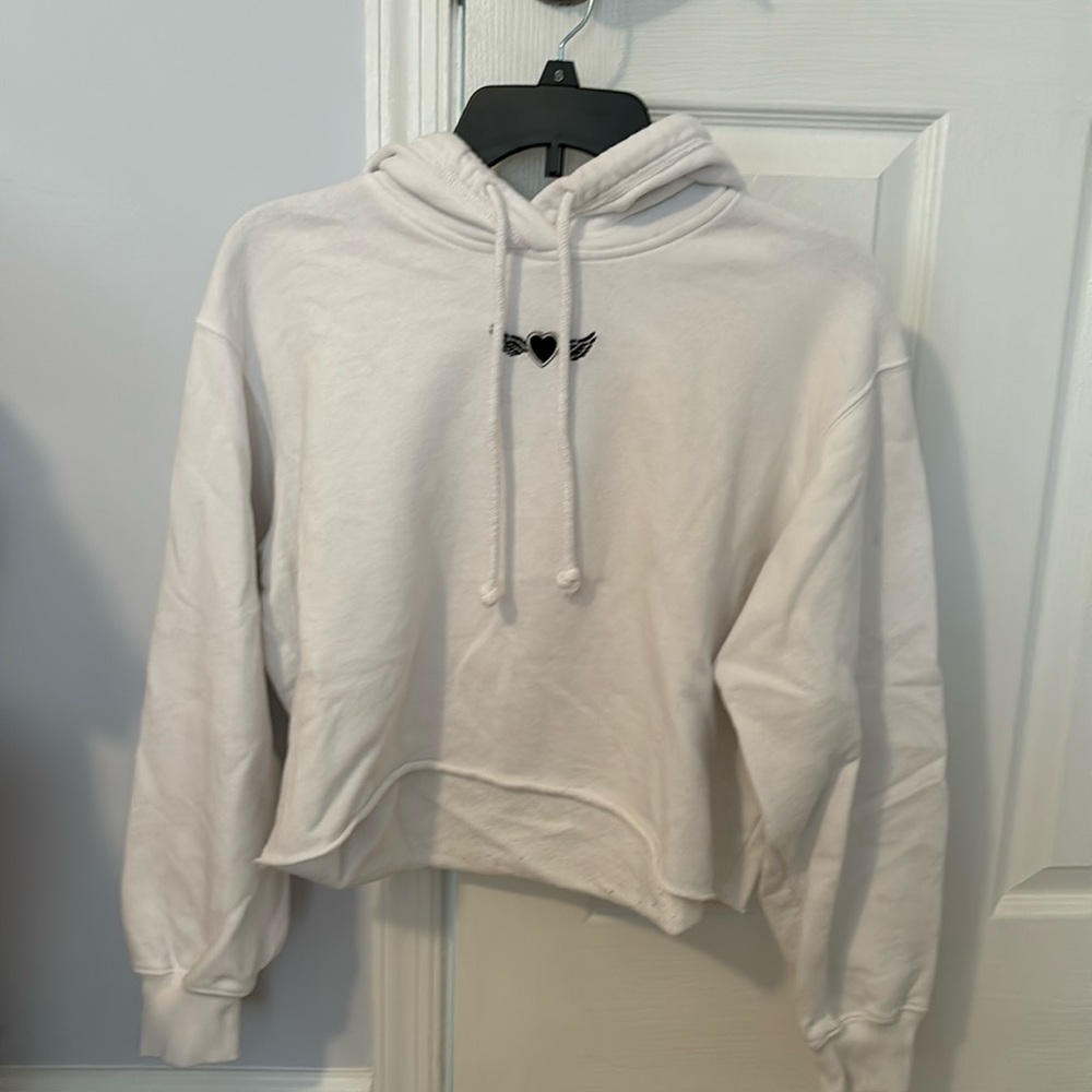 White cropped hoodie with embroidered heart with wings from hollister.